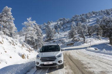 13 Aralık 2108 Bursa Turkey.The Suv Ford Kuga kışın kayak yerine gidiyor.
