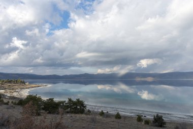 Burdur'un güneyindeki Yeşilova ilçesinde yer alan Salda Gölü, son yıllarda beyaz plajı ve berrak suyu yla Türkiye Maldivleri olarak ünlenmiştir..