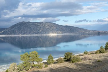 Burdur'un güneyindeki Yeşilova ilçesinde yer alan Salda Gölü, son yıllarda beyaz plajı ve berrak suyu yla Türkiye Maldivleri olarak ünlenmiştir..