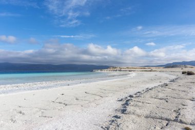 Burdur'un güneyindeki Yeşilova ilçesinde yer alan Salda Gölü, son yıllarda beyaz plajı ve berrak suyu yla Türkiye Maldivleri olarak ünlenmiştir..