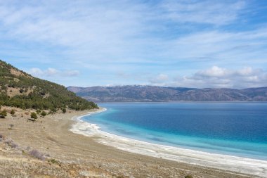 Burdur'un güneyindeki Yeşilova ilçesinde yer alan Salda Gölü, son yıllarda beyaz plajı ve berrak suyu yla Türkiye Maldivleri olarak ünlenmiştir..