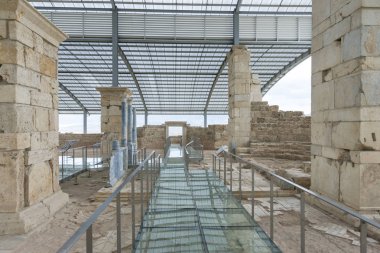 Laodikeia, Türkiye'nin Denizli ilinin 6 km kuzeyinde, Lycus Nehri'nin güney tarafında mükemmel bir coğrafi konumda yer almaktadır..