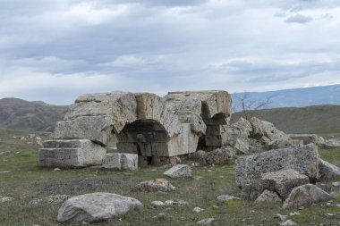 Laodikeia, Türkiye'nin Denizli ilinin 6 km kuzeyinde, Lycus Nehri'nin güney tarafında mükemmel bir coğrafi konumda yer almaktadır..