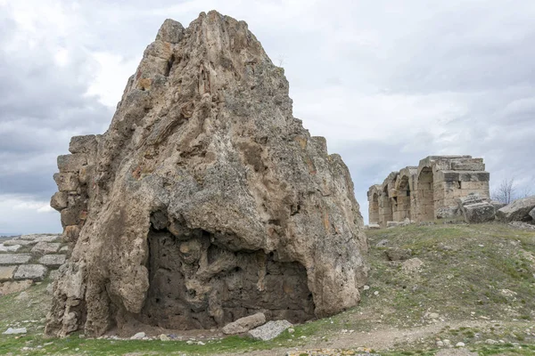 Laodikeia is situated in an excellent geographical location on the south side of the Lycus River, 6 km north of Denizli province of Turkey.