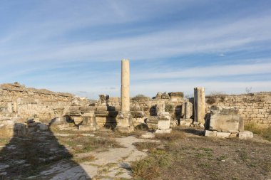Efes'in 19 km ve Milet'in 24 km'si bulunan Meander'deki Magnesia antik kenti, bölgeyi kesen ana bir yol üzerinde yer almaktadır. Magnesia Lethacus Nehri kıyısında yer almaktadır, Meander Nehri'nin küçük bir kolu fro