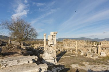 Efes'in 19 km ve Milet'in 24 km'si bulunan Meander'deki Magnesia antik kenti, bölgeyi kesen ana bir yol üzerinde yer almaktadır. Magnesia Lethacus Nehri kıyısında yer almaktadır, Meander Nehri'nin küçük bir kolu fro