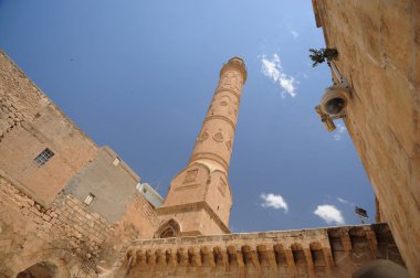 Mardin, Türkiye'nin güneydoğusunda yer alan bir şehirdir. Mardin ilinin başkenti, eski şehrinin Artuqid mimarisi ve stratejik konumu ile ünlüdür.