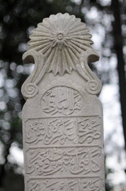 15 Aralık 2009 İstanbul.Osmanlı mezar taşları gerçekten Osmanlı ve İstanbul mezar taşlarının kültür merkezidir. Taş üzerinde bazı bilinmeyen yazılar.