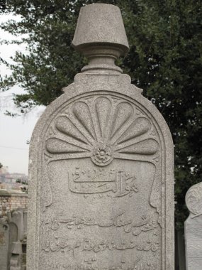 15 Aralık 2009 İstanbul.Osmanlı mezar taşları gerçekten Osmanlı ve İstanbul mezar taşlarının kültür merkezidir. Taş üzerinde bazı bilinmeyen yazılar.