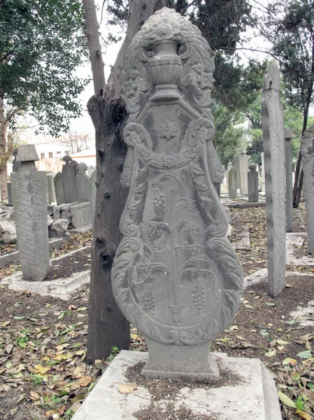 2009年12月15日 イスタンブール オスマン帝国の墓石は本当にオスマン帝国であり イスタンブールは墓石の文化の中心地です 石の上のいくつかの未知の文章 — ストック写真