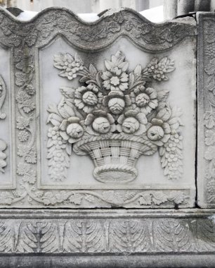 Mezar taşları Osmanlı döneminden kalmaktır. Her biri mermerden yapılmış. Oyulmuş çiçek ve meyve motifleri bunların çoğu görülebilir.