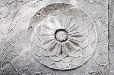 Mezar taşları Osmanlı döneminden kalmaktır. Her biri mermerden yapılmış. Oyulmuş çiçek ve meyve motifleri bunların çoğu görülebilir.