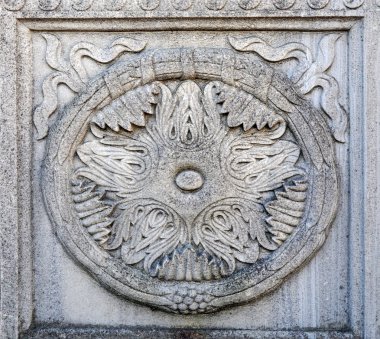 Mezar taşları Osmanlı döneminden kalmaktır. Her biri mermerden yapılmış. Oyulmuş çiçek ve meyve motifleri bunların çoğu görülebilir.