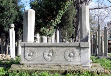 Mezar taşları Osmanlı döneminden kalmaktır. Her biri mermerden yapılmış. Oyulmuş çiçek ve meyve motifleri bunların çoğu görülebilir.