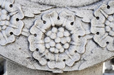 Mezar taşları Osmanlı döneminden kalmaktır. Her biri mermerden yapılmış. Oyulmuş çiçek ve meyve motifleri bunların çoğu görülebilir.