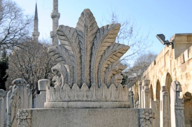 Mezar taşları Osmanlı döneminden kalmaktır. Her biri mermerden yapılmış. Oyulmuş çiçek ve meyve motifleri bunların çoğu görülebilir.