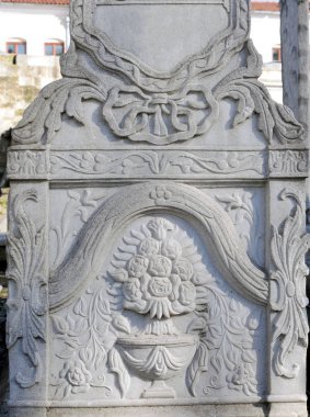 Mezar taşları Osmanlı döneminden kalmaktır. Her biri mermerden yapılmış. Oyulmuş çiçek ve meyve motifleri bunların çoğu görülebilir.