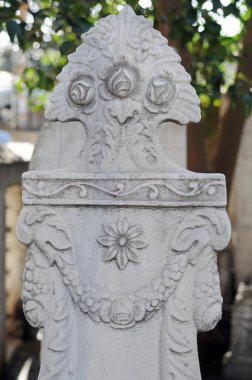 Mezar taşları Osmanlı döneminden kalmaktır. Her biri mermerden yapılmış. Oyulmuş çiçek ve meyve motifleri bunların çoğu görülebilir.