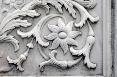 Mezar taşları Osmanlı döneminden kalmaktır. Her biri mermerden yapılmış. Oyulmuş çiçek ve meyve motifleri bunların çoğu görülebilir.