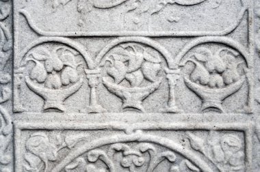 Mezar taşları Osmanlı döneminden kalmaktır. Her biri mermerden yapılmış. Oyulmuş çiçek ve meyve motifleri bunların çoğu görülebilir.