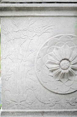 Mezar taşları Osmanlı döneminden kalmaktır. Her biri mermerden yapılmış. Oyulmuş çiçek ve meyve motifleri bunların çoğu görülebilir.