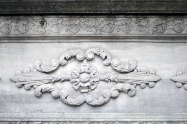 Mezar taşları Osmanlı döneminden kalmaktır. Her biri mermerden yapılmış. Oyulmuş çiçek ve meyve motifleri bunların çoğu görülebilir.