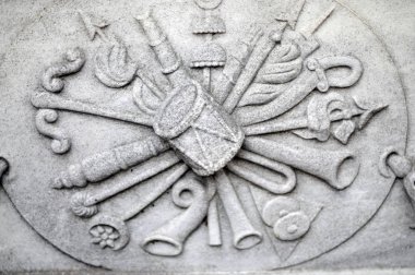 Mezar taşları Osmanlı döneminden kalmaktır. Her biri mermerden yapılmış. Oyulmuş çiçek ve meyve motifleri bunların çoğu görülebilir.