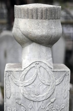 Mezar taşları Osmanlı döneminden kalmaktır. Her biri mermerden yapılmış. Oyulmuş çiçek ve meyve motifleri bunların çoğu görülebilir.