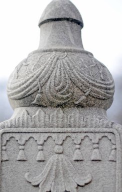 Mezar taşları Osmanlı döneminden kalmaktır. Her biri mermerden yapılmış. Oyulmuş çiçek ve meyve motifleri bunların çoğu görülebilir.