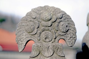 Mezar taşları Osmanlı döneminden kalmaktır. Her biri mermerden yapılmış. Oyulmuş çiçek ve meyve motifleri bunların çoğu görülebilir.