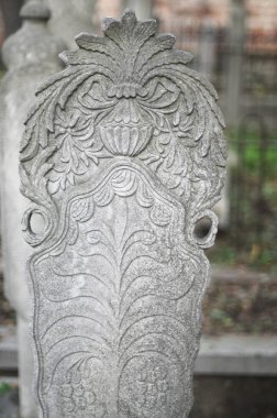 Mezar taşları Osmanlı döneminden kalmaktır. Her biri mermerden yapılmış. Oyulmuş çiçek ve meyve motifleri bunların çoğu görülebilir.