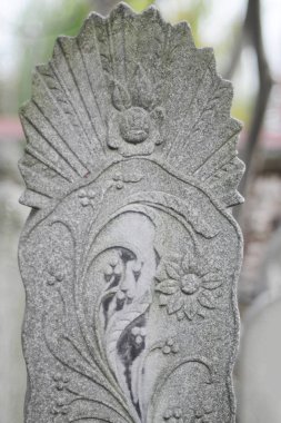 Mezar taşları Osmanlı döneminden kalmaktır. Her biri mermerden yapılmış. Oyulmuş çiçek ve meyve motifleri bunların çoğu görülebilir.