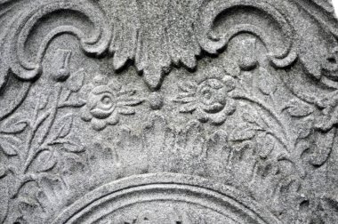 Mezar taşları Osmanlı döneminden kalmaktır. Her biri mermerden yapılmış. Oyulmuş çiçek ve meyve motifleri bunların çoğu görülebilir.