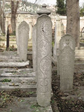 Mezar taşları Osmanlı döneminden kalmaktır. Her biri mermerden yapılmış. Oyulmuş çiçek ve meyve motifleri bunların çoğu görülebilir.