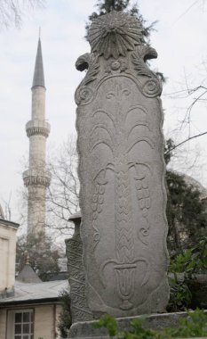 Mezar taşları Osmanlı döneminden kalmaktır. Her biri mermerden yapılmış. Oyulmuş çiçek ve meyve motifleri bunların çoğu görülebilir.