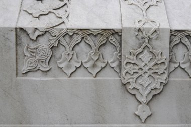 Mezar taşları Osmanlı döneminden kalmaktır. Her biri mermerden yapılmış. Oyulmuş çiçek ve meyve motifleri bunların çoğu görülebilir.