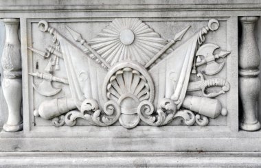 Mezar taşları Osmanlı döneminden kalmaktır. Her biri mermerden yapılmış. Oyulmuş çiçek ve meyve motifleri bunların çoğu görülebilir.