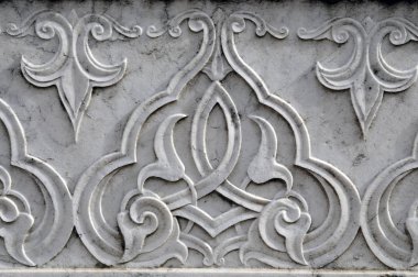 Mezar taşları Osmanlı döneminden kalmaktır. Her biri mermerden yapılmış. Oyulmuş çiçek ve meyve motifleri bunların çoğu görülebilir.