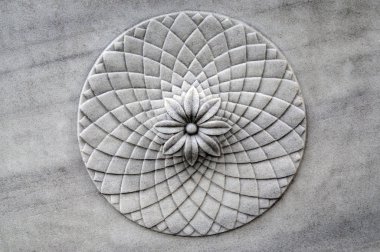 Mezar taşları Osmanlı döneminden kalmaktır. Her biri mermerden yapılmış. Oyulmuş çiçek ve meyve motifleri bunların çoğu görülebilir.