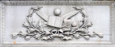 Mezar taşları Osmanlı döneminden kalmaktır. Her biri mermerden yapılmış. Oyulmuş çiçek ve meyve motifleri bunların çoğu görülebilir.