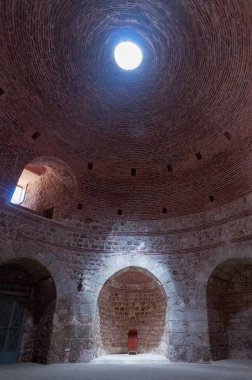 Dayro d-Mor Gabriel de Deyrulumur, dünyanın en eski hayatta kalan Süryani Ortodoks Manastırı var. Mardin, Midyat, Türkiye yakın Tur Abdin plato üzerinde yer almaktadır.