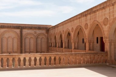 Dayro d-Mor Gabriel de Deyrulumur, dünyanın en eski hayatta kalan Süryani Ortodoks Manastırı var. Mardin, Midyat, Türkiye yakın Tur Abdin plato üzerinde yer almaktadır.