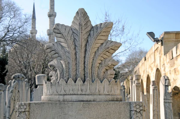 Mezar taşları Osmanlı döneminden kalmaktır. Her biri mermerden yapılmış. Oyulmuş çiçek ve meyve motifleri bunların çoğu görülebilir.