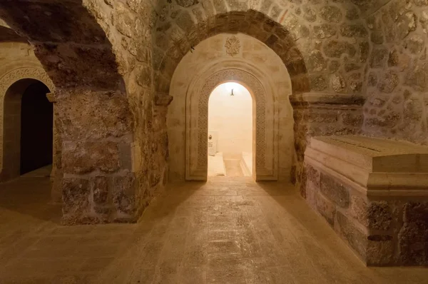 Dayro d-Mor Gabriel de Deyrulumur, dünyanın en eski hayatta kalan Süryani Ortodoks Manastırı var. Mardin, Midyat, Türkiye yakın Tur Abdin plato üzerinde yer almaktadır.