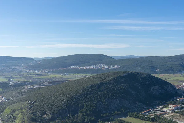 Muğla, il ile adını paylaşır; Bodrum, Marmaris ve Fethiye gibi Ege'nin en büyük tatil beldelerinden bazılarına sahiptir..