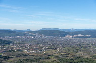 Muğla, il ile adını paylaşır; Bodrum, Marmaris ve Fethiye gibi Ege'nin en büyük tatil beldelerinden bazılarına sahiptir..