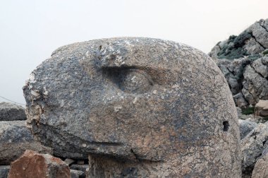 Nemrut Dağı, Türkiye'nin güneydoğusunda 2.134 metre yüksekliğinde bir dağdır ve etrafına çok sayıda büyük heykelin dikildiği zirveyle dikkat çekiyor..