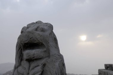 Nemrut Dağı, Türkiye'nin güneydoğusunda 2.134 metre yüksekliğinde bir dağdır ve etrafına çok sayıda büyük heykelin dikildiği zirveyle dikkat çekiyor..