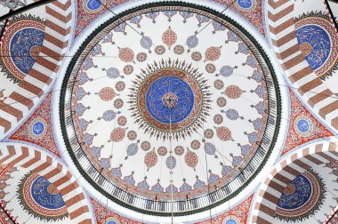 16 Ocak 2010 İstanbul.Atik Valide Camii, Üsküdar'ın büyük ve yoğun nüfuslu bir semtinin üzerindeki tepede yer alan osmanlı camiidir..