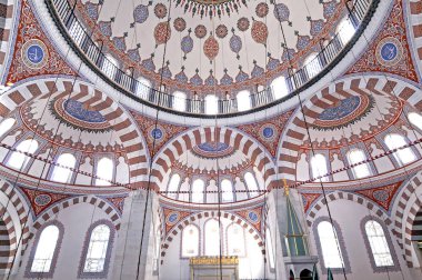 16 Ocak 2010 İstanbul.Atik Valide Camii, Üsküdar'ın büyük ve yoğun nüfuslu bir semtinin üzerindeki tepede yer alan osmanlı camiidir..